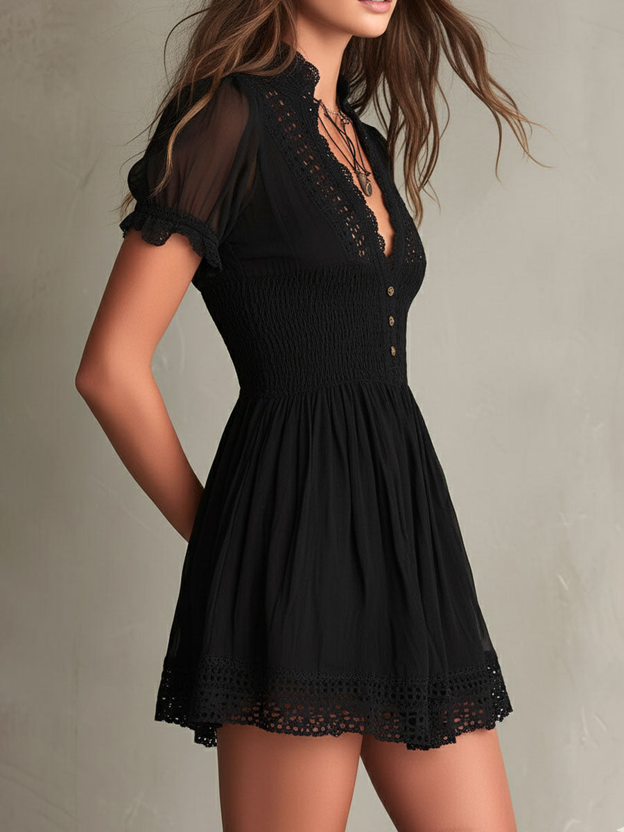Cinzia | Minivestido negro con efecto smock y acabados de encaje