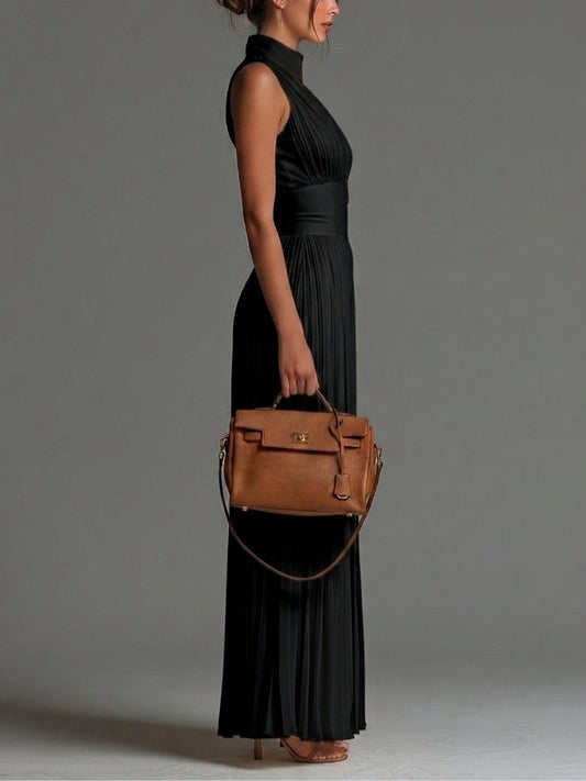 Valentina | Mono negro plisado con un encanto sofisticado