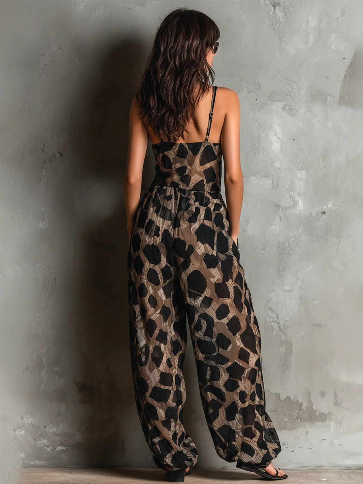 Zaira | Mono con estampado de leopardo, escote en V, tirantes finos y nudo en la cintura